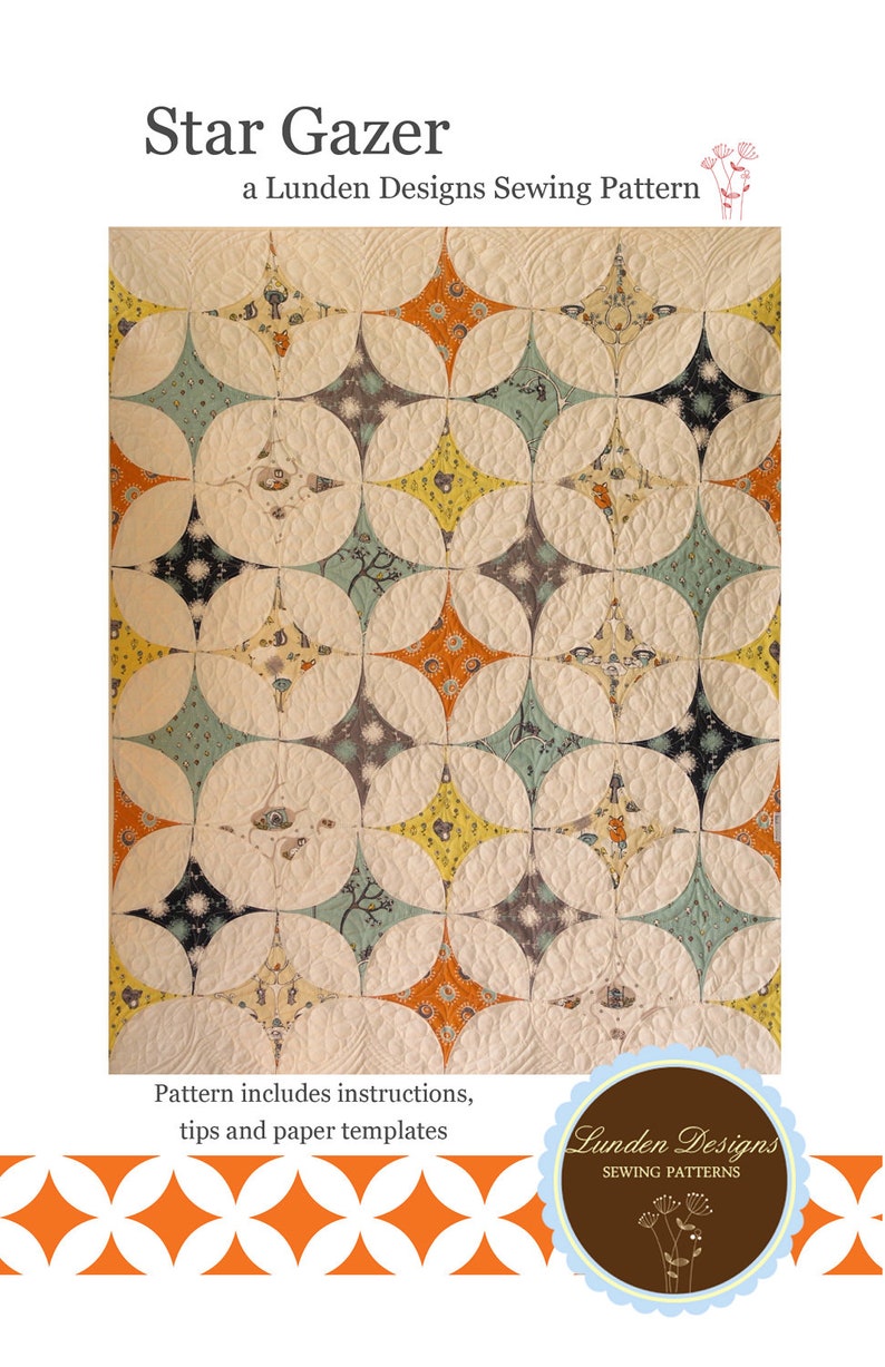 K&ouml;nnte beinhalten: Ein N&auml;hmuster f&uuml;r eine Steppdecke namens "Star Gazer" von Lunden Designs. Das Muster enth&auml;lt Anweisungen, Tipps und Papiervorlagen. Die Steppdecke zeigt ein sich wiederholendes Muster aus Sternen und Kreisen in verschiedenen Farben, darunter Orange, Gelb, Blau und Wei&szlig;.