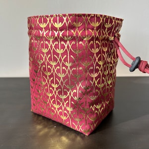 Opulente Standwürfeltasche