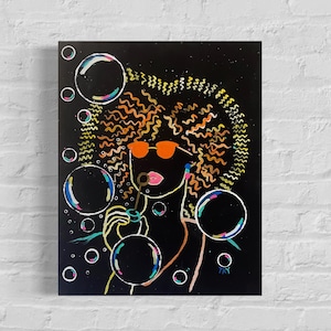 Könnte beinhalten: Eine farbenfrohe Illustration einer Person mit lockigem Haar, die Seifenblasen bläst. Die Person trägt eine Sonnenbrille und ein rosa Hemd. Der Hintergrund ist schwarz mit weißen und gelben Akzenten.