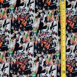 Puede incluir: Una tela en blanco y negro con un patrón repetido de personajes de anime. Los personajes están todos en diferentes poses y expresiones, y todos visten diferentes atuendos. La tela está hecha de un material suave y cómodo y es perfecta para hacer ropa, accesorios o decoración del hogar.