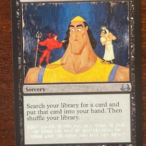 Könnte beinhalten: Eine "Demonic Tutor" Magic: The Gathering-Karte mit einer humorvollen Illustration. Das Kunstwerk zeigt eine große, gelb gekleidete Figur mit einem Teufel und einem Engel. Der Kartentext enthält Anweisungen und ein humorvolles Zitat.