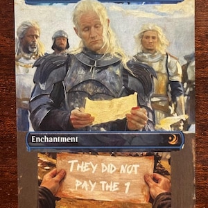 Op de afbeelding: Verzamelkaart "Rhystic Study" met fantasiekunst. Het toont figuren in harnassen en een persoon die een bord vasthoudt met de tekst "THEY DID NOT PAY THE 1". De kaart heeft een blauw en wit kleurenschema.