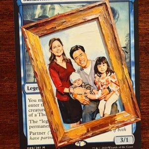 Peut inclure: Une carte à collectionner Magic: The Gathering intitulée Sakashima of a Thousand Faces présentant une illustration centrale d'un portrait de famille dans un cadre en bois. La carte affiche des bordures bleues, du texte et une valeur de 3/1.