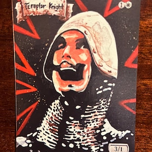 Może przedstawiać: Karta fantasy przedstawiająca Rycerza Templariusza. Grafika przedstawia rycerza w hełmie i kolczudze, na czerwono-czarnym tle. Karta ma ocenę mocy i wytrzymałości 3/1.