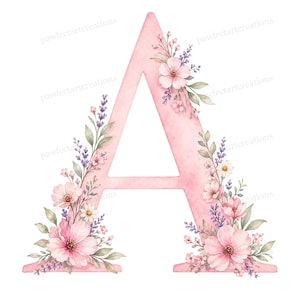 Puede incluir: Una letra "A" en acuarela rosa pálido, adornada con arreglos florales. Las flores incluyen flores rosas, ramitas de lavanda y hojas verdes, creando un diseño delicado. El texto "pawfectartecreations" es visible en la imagen.