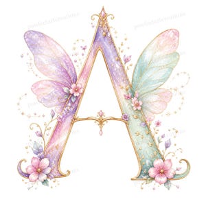 Peut inclure: Une lettre majuscule A ornée d'ailes de fée irisées dans des tons de violet et de bleu sarcelle. La lettre présente des accents en filigrane doré, de petites fleurs roses, des vignes délicates et de minuscules étoiles scintillantes.