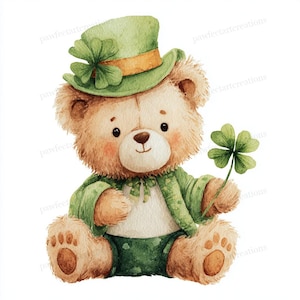 Op de afbeelding: Waterverfillustratie van een teddybeer verkleed voor St. Patrick's Day. De beer draagt een groene hoed met een klavertje vier, een groene jas en houdt een klavertje vier vast. De beer heeft lichtbruine vacht en een vriendelijke uitdrukking.