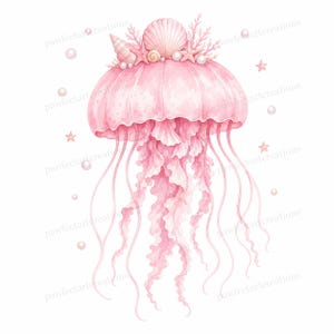Puede incluir: Una ilustración en acuarela de una medusa de color rosa claro adornada con una corona de conchas, estrellas de mar y coral. La medusa presenta largos tentáculos fluidos y está rodeada de pequeñas perlas flotantes y estrellas sobre fondo blanco.