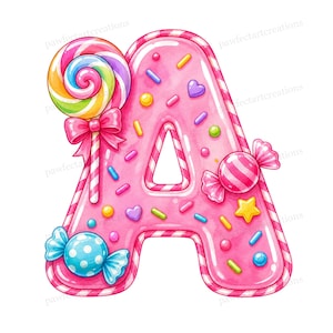 Könnte beinhalten: Ein rosa Buchstabe "A" mit Süßigkeiten verziert. Ein großer, bunter Lutscher und eine rosa Schleife sind auf der linken Seite befestigt. Der Buchstabe ist mit Streuseln, Bonbons und einem eingepackten Bonbon verziert. Aquarell-Illustration.