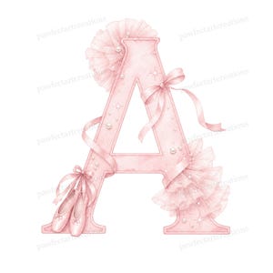 以下が含まれることがあります： 淡いピンク色の文字「A」の水彩イラスト。リボン、真珠、バレエシューズで飾られています。文字は繊細なフリルとリボンで装飾されており、気まぐれでエレガントなデザインになっています。全体のテーマはバレエとフェミニンです。
