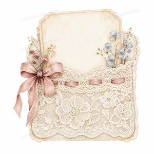 Peut inclure: Une carte rectangulaire de couleur crème aux bords festonnés insérée dans une pochette en dentelle blanche. La pochette est ornée d'un nœud en ruban rose poudré, de petites fleurs séchées roses à gauche et de fleurs bleu clair à droite.
