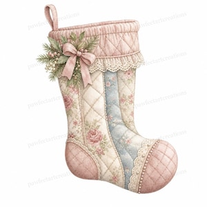 Könnte beinhalten: Ein gesteppter Weihnachtsstrumpf mit einem zartrosa und cremefarbenen Blumenmuster und einem blauen vertikalen Streifen. Der Umschlag ist mit einer Spitzenborte und einer rosa Schleife mit grünen Tannenzweigen verziert. Ferse und Spitze sind rosa.
