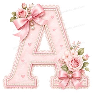 Peut inclure: Une lettre "A" décorative rose pâle, ornée de roses roses, de nœuds et de perles. La lettre présente une bordure en dentelle et de petits cœurs, créant un design romantique et féminin. Un charm en forme de cœur et de perle pend du nœud.