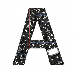 Op de afbeelding: Een hoofdletter A in de vorm van een notitieboek met een zwart-wit gespikkeld patroon. De letter bevat horizontale blauwe lijnen, een verticale rode kantlijn, een witte hartomtrek, een ster en een leeg wit rechthoekig label.