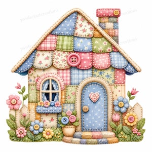 Op de afbeelding: Een decoratieve huisillustratie met een patchwork quiltontwerp met diverse bloemen-, ruit- en stippenpatronen in pasteltinten. Het huis is voorzien van een schoorsteen, een raam met bloembak, een blauwe deur met een hart en knoopaccenten.