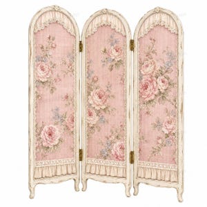 Op de afbeelding: Een driedelige opvouwbare kamerscherm met een gebogen houten frame in een verweerde witte afwerking. Elk paneel is bekleed met roze stof met een bloemenpatroon van rozen, geaccentueerd door crèmekleurige kanten randen en geplooide stoffen zomen.