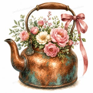 Könnte beinhalten: Aquarellillustration einer Kupferteekanne, gefüllt mit rosa und weißen Blumen und Grünzeug. Die Teekanne hat einen Holzgriff und ein rosa Band, das am Griff befestigt ist. Die Teekanne hat ein abgenutztes, gealtertes Aussehen.
