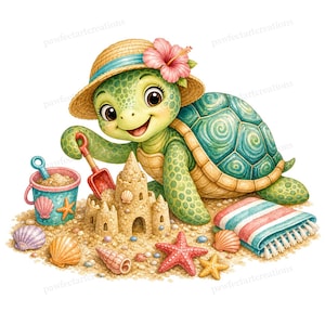 Puede incluir: Una tortuga verde con un sombrero de paja y una flor de hibisco rosa construye un castillo de arena con una pala roja. Cerca hay un cubo azul, conchas, una estrella de mar roja, una amarilla y una toalla de playa a rayas sobre la arena.