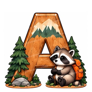 Puede incluir: Una letra A de madera grande con un gráfico de paisaje montañoso, flanqueada por pinos verdes y una roca gris. Un pequeño mapache ilustrado con una mochila naranja brillante está sentado frente a la letra, rodeado de follaje verde.