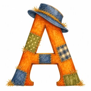 Könnte beinhalten: Ein großer orangefarbener Buchstabe A, verziert mit verschiedenen Stoffflicken, darunter grüne Punkte, blaues Karomuster und einfarbige blaue Quadrate. Der Buchstabe weist sichtbare Nähte um die Flicken und Strohakzente auf. Ein blauer Hut sitzt oben.