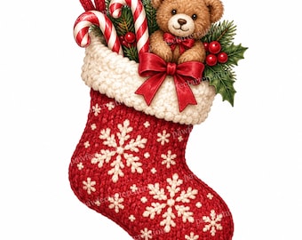 Op de afbeelding: Een rode gebreide kerstsok met witte sneeuwvlokpatronen, een witte textuurboord en een grote rode strik. In de sok zitten twee rood-witte zuurstokken, groene dennentakken, rode bessen en een kleine bruine teddybeer.