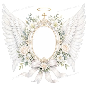 Op de afbeelding: Een ovale fotolijst met grote witte engelenvleugels aan beide kanten, versierd met witte rozen, lelies en groen. Een gouden kruis met een halo erboven bevindt zich aan de bovenkant en een witte strik is onderaan in het midden gestrikt.
