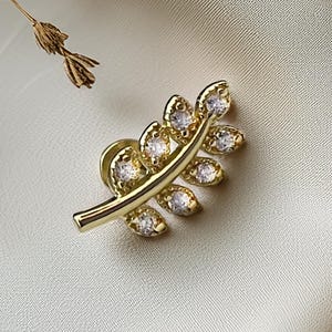 Pendiente de cartílago con hoja de oro macizo de 14 quilates, con parte trasera plana y rosca interna, de circonita cúbica. Joyería para piercing de trago y hélix.