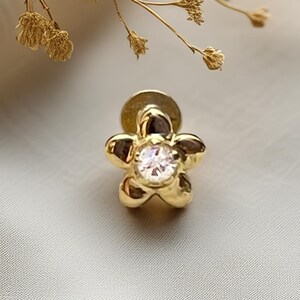 Piercing a bottone senza fili a forma di fiore in oro massiccio 14 carati – Orecchino a pressione con parte posteriore piatta per cartilagine, elica, trago e conca