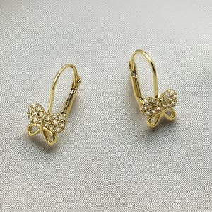 Pendiente de mariposa de oro macizo de 14 quilates con circonita cúbica y cierre de palanca. Joyería artesanal.