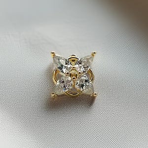 Piercing de flor de oro macizo de 14 quilates con circonita cúbica, para cartílago con parte trasera plana, para trago y hélix, joyería artesanal.