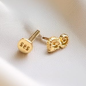 Piercing de caballito de mar plano en oro macizo de 14 quilates: pendiente minimalista para cartílago, trago y hélix con circonitas.