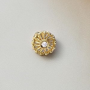 Orecchino a cartilagine con fiore floreale in oro 14 carati – Delicato perno posteriore piatto con filettatura interna in zirconia cubica – Gioielli per piercing al trago, elica e conca