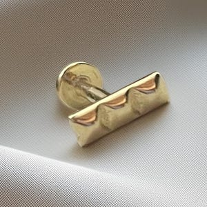 Pendiente de cartílago con barra de oro de 14 quilates y parte trasera plana de circonita cúbica con rosca interna. Joyería para perforar trago, hélix y caracola.