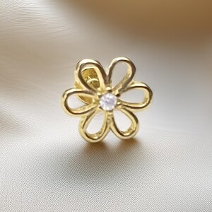 Orecchino a cartilagine floreale in oro 14 carati con zirconi cubici, delicato perno posteriore piatto con filettatura interna, per piercing al trago, elica e conca.