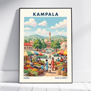 Może przedstawiać: Oprawiony wydruk artystyczny z Kampali w Ugandzie, przedstawiający tętniącą życiem scenę uliczną z meczetem, straganami i klasycznymi samochodami. Niebo jest niebieskie z chmurami. Wydruk zawiera tekst "KAMPALA" i współrzędne.