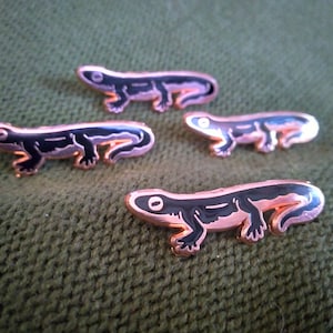 Eye of newt witch&#39;s familiar black and copper cute salamander enamel pin