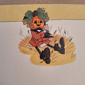 Könnte beinhalten: Eine Cartoon-Illustration eines Kürbis-Kopf-Charakters, der ein rot-schwarz kariertes Hemd und schwarze Stiefel trägt. Der Charakter sitzt in einem Feld mit hohem Gras und hält einen schwarzen Vogel.