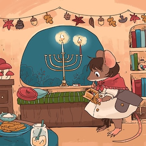Könnte beinhalten: Eine Comic-Maus mit rotem Schal und weißem Kleid öffnet eine Schachtel mit Geschenken vor einem beleuchteten Chanukka-Leuchter. Der Leuchter befindet sich in einem Fenster mit Blick auf einen Wald bei Nacht. Die Maus befindet sich in einem gemütlichen Raum mit einem Bücherregal und einem Tisch mit einem Teller voller Kekse.