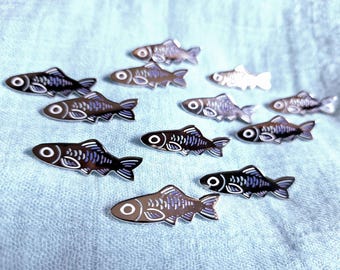 小さな銀色のミノー、小さな魚、クールブルーのグラデーションエナメルピン