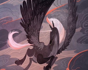 Può includere: Un unicorno nero alato con criniera e coda rosa vola attraverso uno sfondo di nuvole rosse e grigie vorticose.