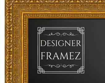 Puede incluir: Un marco rectangular con un acabado dorado ornamentado y en relieve que presenta intrincados patrones de volutas. El centro del marco contiene un fondo negro con el texto blanco DESIGNER FRAMEZ encerrado en un borde decorativo blanco.