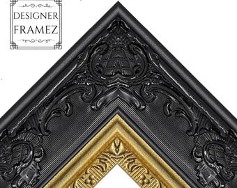 Puede incluir: Una sección de esquina de un marco de fotos que presenta un borde exterior negro mate con volutas ornamentadas en relieve y un borde interior de oro metálico con un patrón texturizado repetitivo. El texto DESIGNER FRAMEZ es visible en un borde cuadrado.
