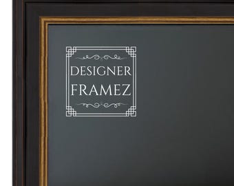 Puede incluir: Un marco rectangular con acabado marrón oscuro y un borde interior dorado fino. El centro del cristal presenta un diseño gráfico blanco que consiste en un borde cuadrado con detalles en las esquinas y el texto DESIGNER FRAMEZ en blanco.