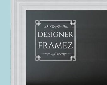 Puede incluir: Un marco de fotos blanco con un perfil de borde escalonado y multicapa. Centrado en la superficie interior gris oscuro hay un logotipo gráfico blanco con un borde cuadrado con detalles en las esquinas, remolinos decorativos y el texto DESIGNER FRAMEZ.