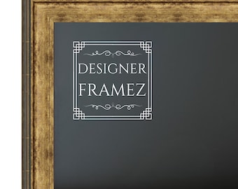 Puede incluir: Un marco rectangular con un acabado texturizado en dorado y marrón oscuro. El centro del marco presenta una superficie negra con un logotipo gráfico blanco que dice DESIGNER FRAMEZ dentro de un borde cuadrado con detalles decorativos.