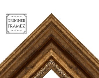 Puede incluir: Una sección de esquina de un marco de fotos con acabado en bronce oscuro y un borde interior texturizado y ornamentado. El marco presenta un perfil escalonado y una unión de esquina a inglete. El texto DESIGNER FRAMEZ está impreso en negro.