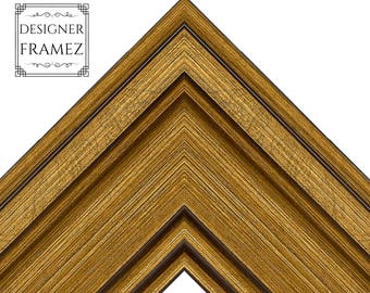 Puede incluir: Una muestra de esquina de marco de fotos en tono dorado con un perfil texturizado de varias capas y acentos empotrados en marrón oscuro. El marco muestra el texto DESIGNER FRAMEZ en un borde decorativo en la esquina superior izquierda.