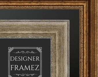 Puede incluir: Primer plano de tres marcos de fotos decorativos. Los marcos son en tonos dorados y plateados, con detalles ornamentados. El texto "DESIGNER FRAMEZ" se muestra en blanco, con una fuente decorativa sobre un fondo negro.