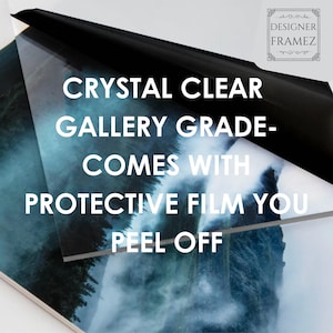 Puede incluir: Primer plano de una l&aacute;mina de acr&iacute;lico transparente con el texto "CRYSTAL CLEAR GALLERY GRADE - COMES WITH PROTECTIVE FILM YOU PEEL OFF" impreso en ella. La l&aacute;mina est&aacute; parcialmente despegada para revelar una imagen impresa de una escena de bosque brumoso.