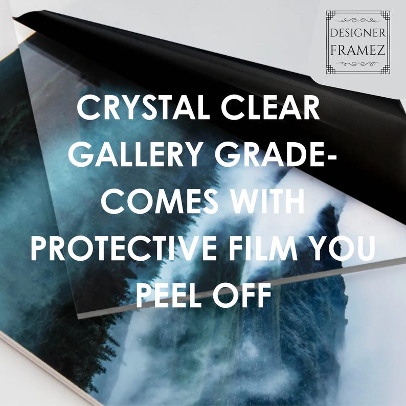 Puede incluir: Primer plano de una l&aacute;mina de acr&iacute;lico transparente con el texto "CRYSTAL CLEAR GALLERY GRADE - COMES WITH PROTECTIVE FILM YOU PEEL OFF" impreso en ella. La l&aacute;mina est&aacute; parcialmente despegada para revelar una imagen impresa de una escena de bosque brumoso.